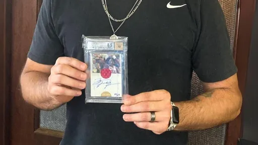 神選之人！男子拆500元卡包　開出價值185萬喬丹簽名卡