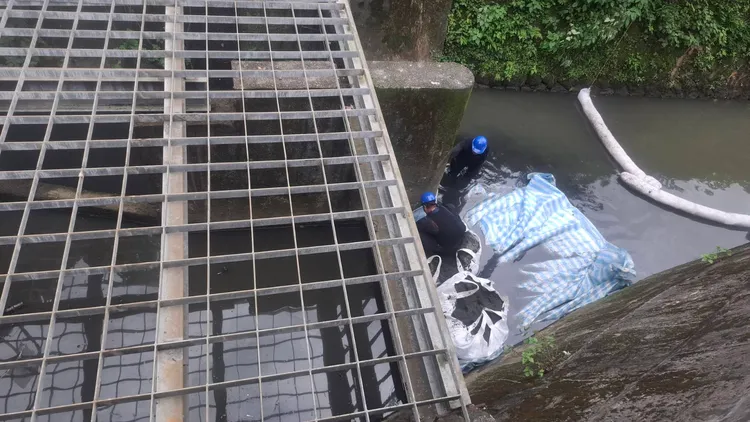 基隆市民生用水去年發生油汙事件，水公司獲報後立刻派員處理，避免殘留汙染物流入基隆河。翻攝照片