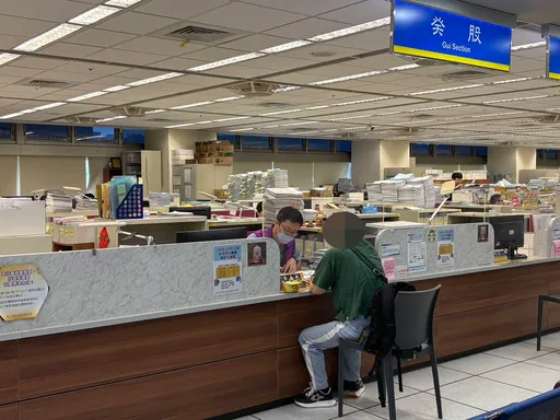 婦人帶「豬肉飛機餐」入境挨罰20萬不繳　鴻海股票被扣！火速繳清