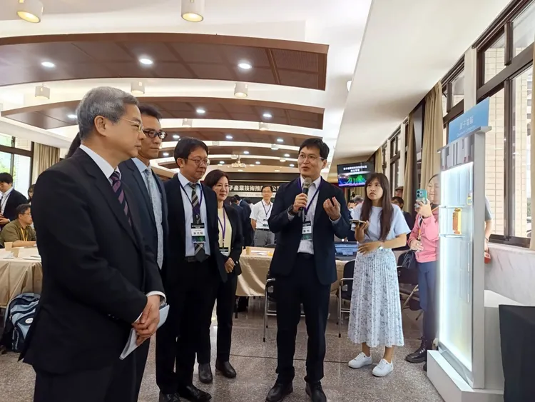 為推動量子科技發展，經濟部今舉行「量子產業技術推動辦公室成立茶會」。經濟部長龔明鑫聽取簡報。許麗珍攝