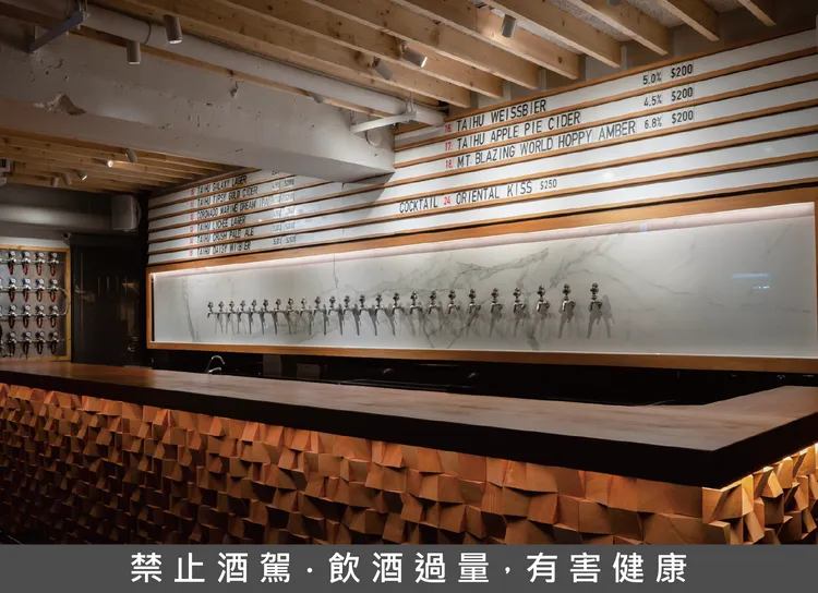 臺虎大安啜飲室慶11週年，木質長桌與暖黃燈光營造微醺氛圍，快閃期間邀您在此「聰明吃、笨笨喝」享受跨界魅力。業者提供