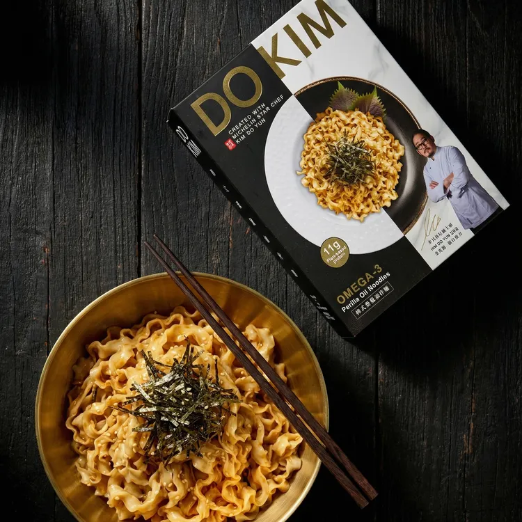 「韓式紫蘇油拌麵」以主廚店內最受歡迎，並多次榮獲必比登推薦的料理為靈感，將富含Omega3的特選紫蘇油搭配阿舍特製 Q 彈波浪麵體。業者提供