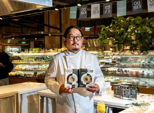 米其林主廚拌麵百元開吃！《黑白大廚》金度潤聯手阿舍乾麵全球首發