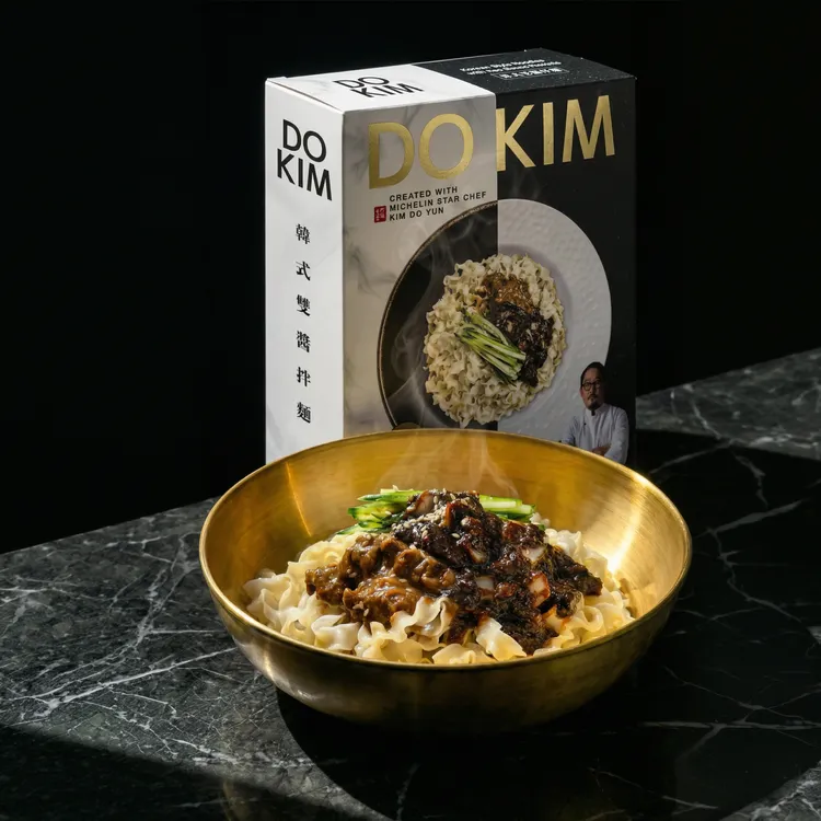 「韓式雙醬拌麵」則將台灣特有的胡麻香與韓式炸醬的焦香與黑豆甜味層層堆疊，醬汁厚實緊貼麵條，每一口都是濃郁卻不膩口的高級風味。業者提供