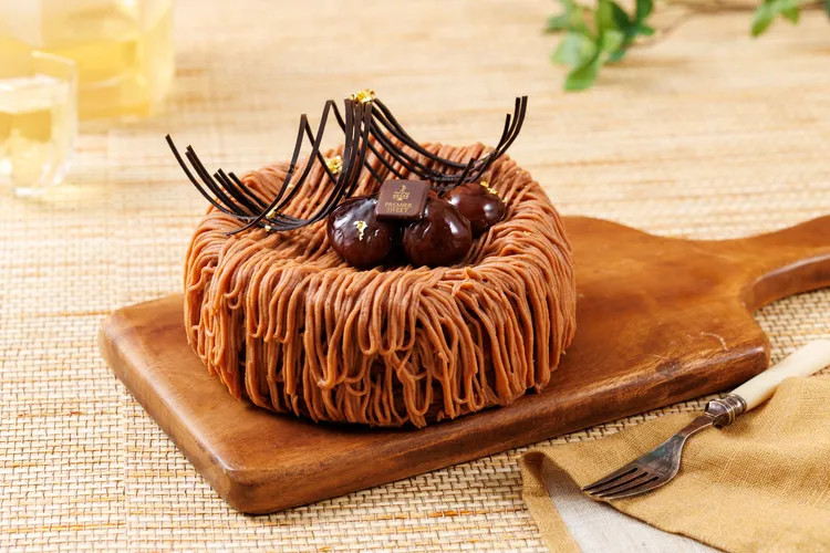 「玄米栗子巴斯克」(售價1200元)以北海道奶油乳酪為基底，融合玄米粉淡雅穀香與日本黃金栗子的自然甜潤，口感濃郁滑順溫潤  。JR東日本大飯店台北提供