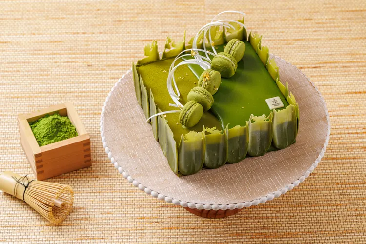 「抹茶歐貝拉」(售價1200元)選用來自日本靜岡縣的小柳津65號抹茶粉，將經典法式歐培拉重新詮釋，適合抹茶控的媽媽。JR東日本大飯店台北提供