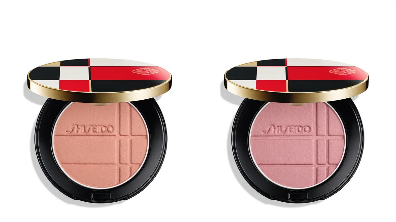 資生堂寶石光眼頰亮彩盤#04珊瑚月光石（左）與#06粉紫水晶（右），1450元。品牌提供