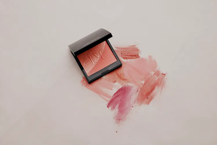 LAURA MERCIER輕肌漂染頰彩裸光雙效盤，1550元。品牌提供