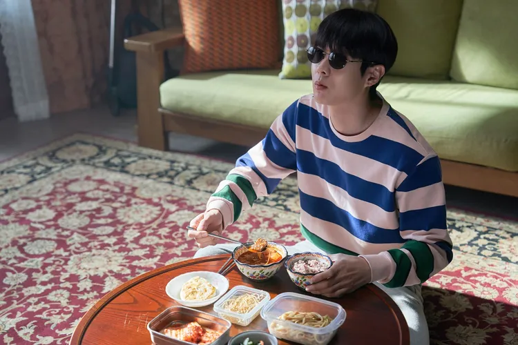 崔宇植片中為了守護母親，想各種理由拒吃媽煮的菜。車庫娛樂提供