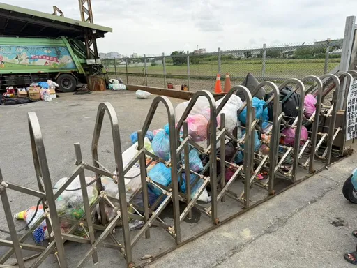 「水準有夠差！」清潔隊門口垃圾丟了就跑　南市環保局要開罰