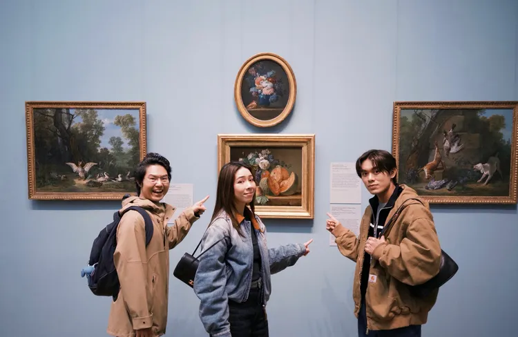 告五人巡演不忘朝聖博物館。相信音樂提供