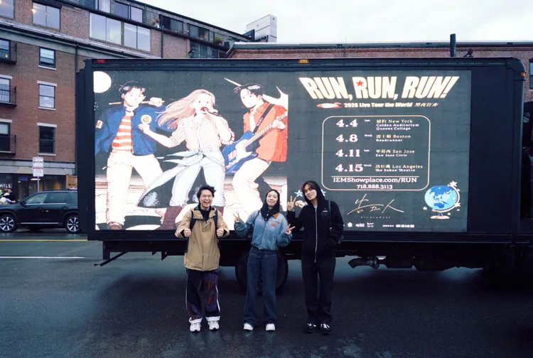 告五人首度唱進波士頓，街頭偶遇宣傳看板。相信音樂提供
