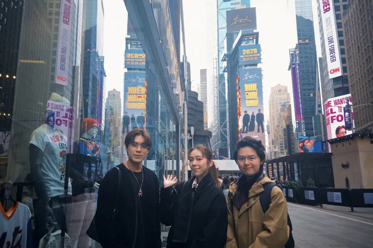 告五人一遊時代廣場。相信音樂提供