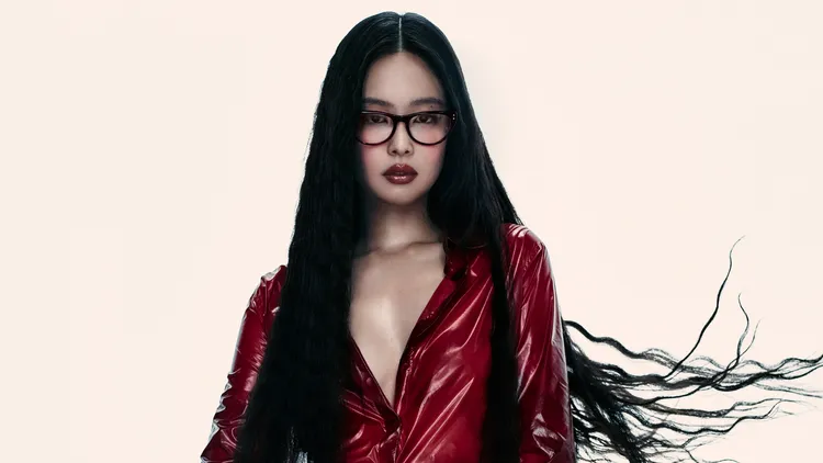 Jennie以一身紅色皮革勁裝搭配雷朋。品牌提供