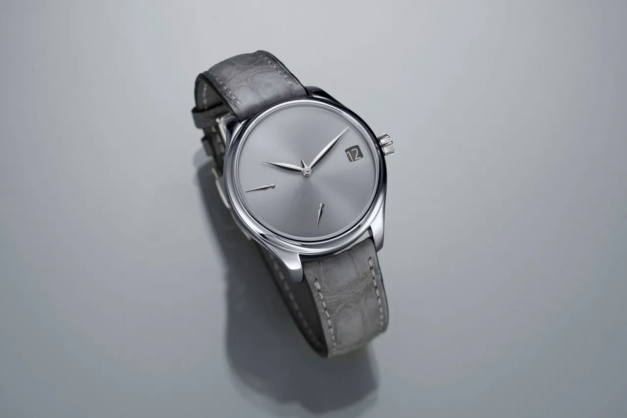 亨利慕時勇創者萬年曆鉭金屬概念腕錶（編號 1800-2004），42mm，鉭金屬錶殼，鉭金屬太陽放射紋錶盤，灰色磨砂鱷魚皮帶，HMC 800手動上鍊自製機芯，動力儲存7日，限量50只。品牌提供