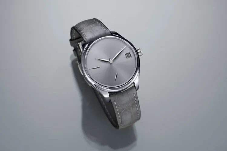 亨利慕時勇創者萬年曆鉭金屬概念腕錶（編號 1800-2004），42mm，鉭金屬錶殼，鉭金屬太陽放射紋錶盤，灰色磨砂鱷魚皮帶，HMC 800手動上鍊自製機芯，動力儲存7日，限量50只。品牌提供