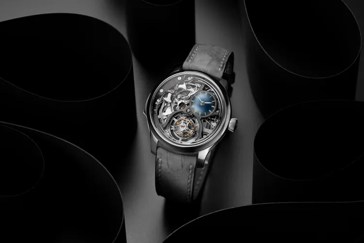 亨利慕時勇創者三問報時圓柱陀飛輪鏤空腕錶（編號 1909-0500），40mm，鈦金屬，全鏤空配電光藍煙燻副錶盤，灰色鱷魚皮錶帶，HMC 909 手動上鍊自製機芯，動力儲存90小時，限量20只。品牌提供
