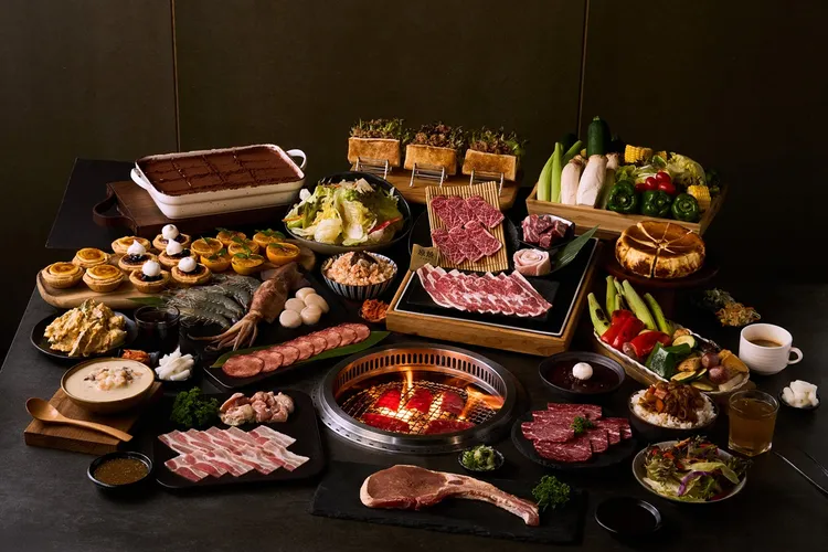 原燒桃園統領店即日起升級為沙拉烤物放題新店型，5月底前桃園市民憑證件或名片內用消費就招待海味雙拼1份。王品集團提供