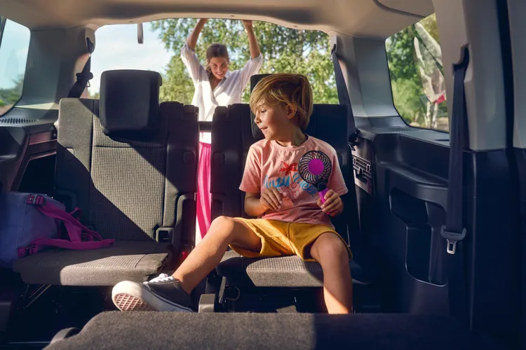 車內採2-3-2座椅配置，第二、三排可拆卸與傾倒，提供靈活多變的乘載機能。業者提供