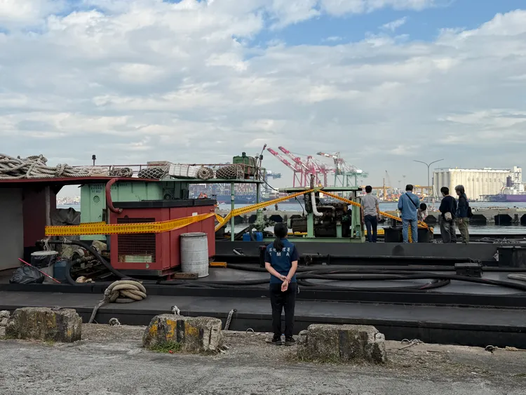 專案小組查扣清運船隻。環境部提供