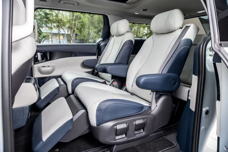 Carnival的Premium Plus套件搭載第二排Ottoman尊爵頭等座椅，更提供Bose環繞音響系統。業者提供