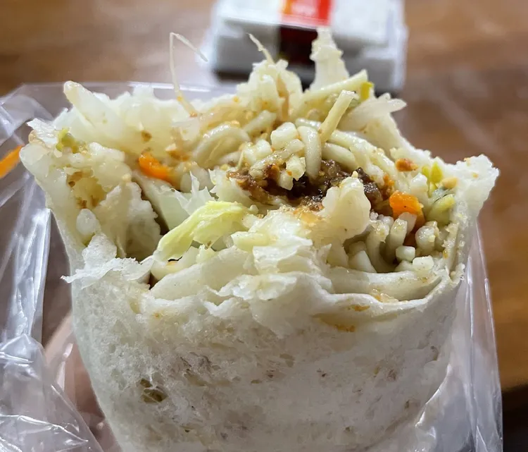 潤餅中豆干與雞蛋等配料屬高風險食材，保存不當恐增加中毒機率。娛樂中心攝