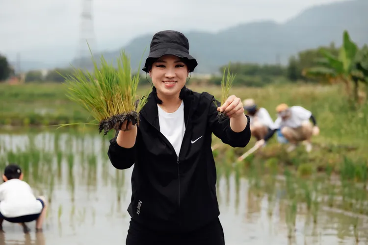 鄭智善來台灣初次參與插秧體。TVBS提供