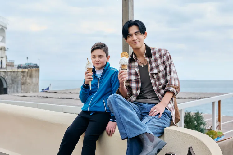 周渝民與義大利當地的小男孩合影。相信音樂提供