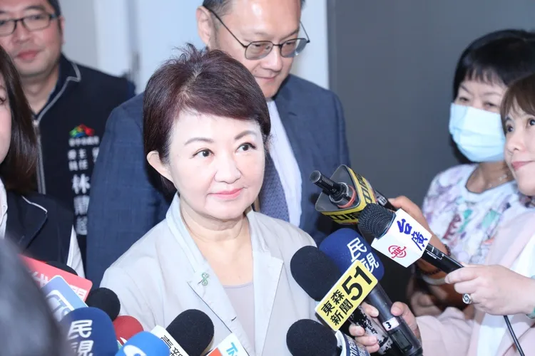 台中市長盧秀燕日前表示，自己主張軍購8000億到1兆之間，但潛艦的部分要稍微縮小一點，無人機要放大。市府提供