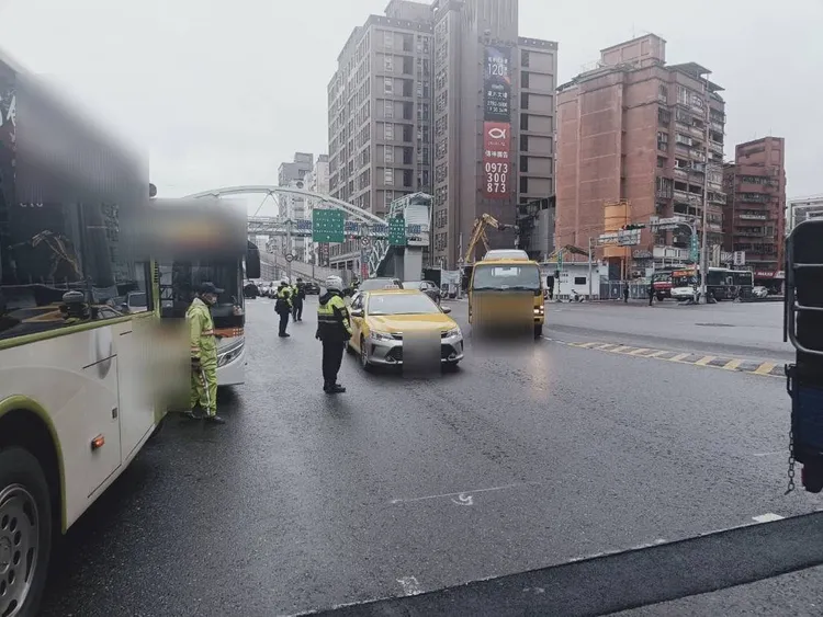 警方於現場進行交通疏導。翻攝畫面