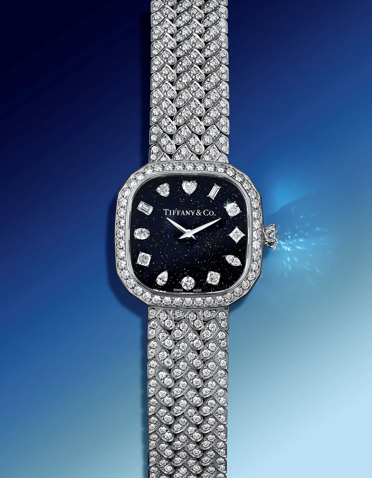 Tiffany Eternity系列腕錶，28mm，18K白金錶殼，砂金石錶盤，鑲嵌 455 顆圓形明亮式切割鑽石錶鍊，高效能瑞士石英機芯。品牌提供