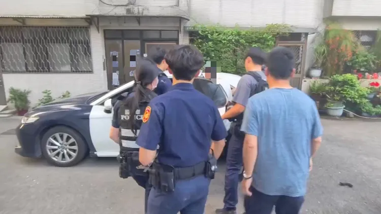 謝男砍傷姑姑後將自己反鎖屋內，警方找人開鎖將他逮捕。民眾提供
