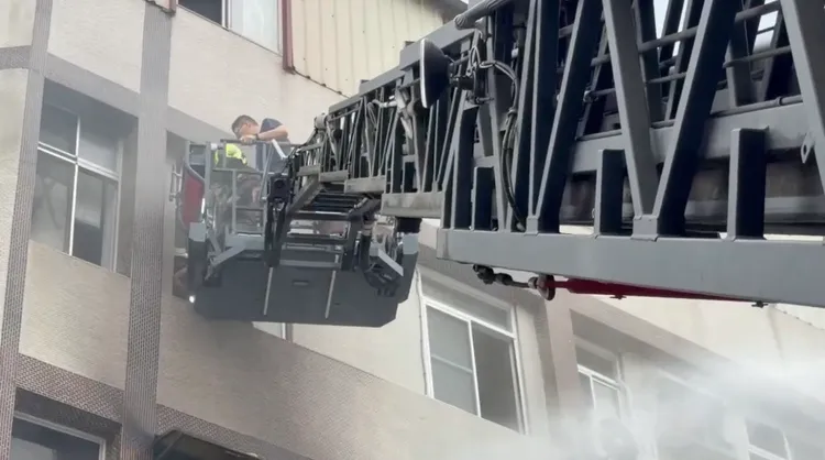 消防人員兵分兩路，其中一組以雲梯車救出7旬婦及同住兒子。民眾提供