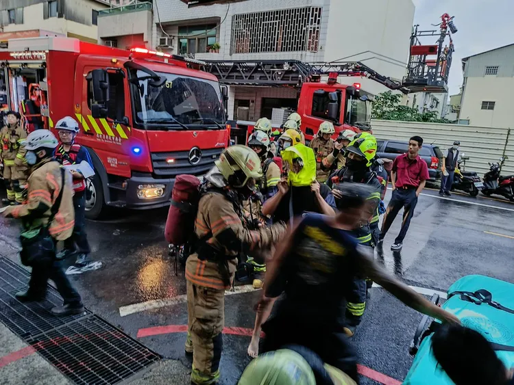 消防人員挺進火場，以「共生面罩」救出3名同住的20多歲青年。民眾提供