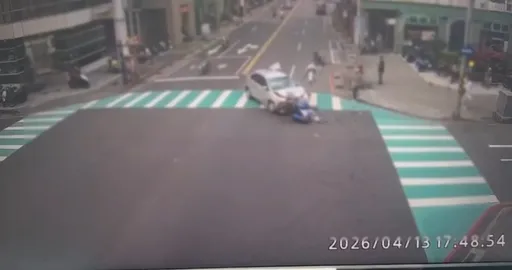 轎車搶快左轉！基隆騎士遭撞噴飛　空翻2圈「倒頭栽」重摔