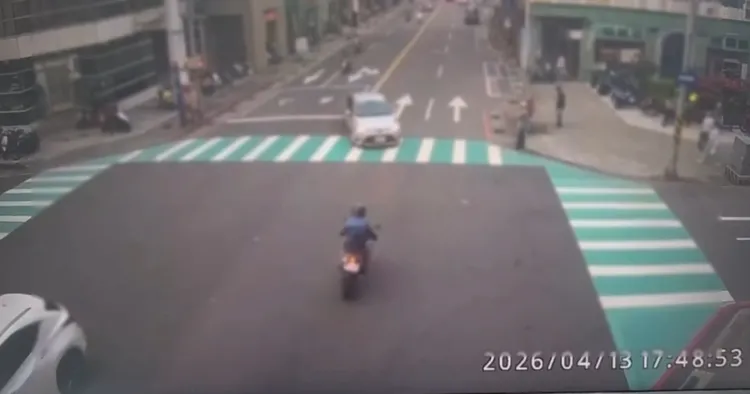 李男未禮讓直行車又跨雙黃線左轉，導致騎士閃避不及發生碰撞。翻攝照片