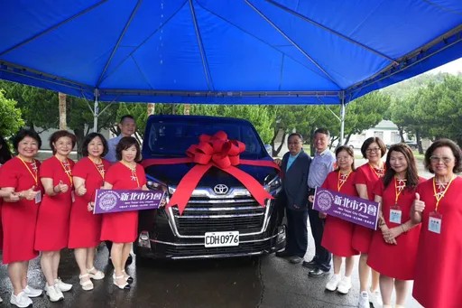 新北世華女力挺海巡！捐贈8人座勤務車　分署長親書對聯致謝