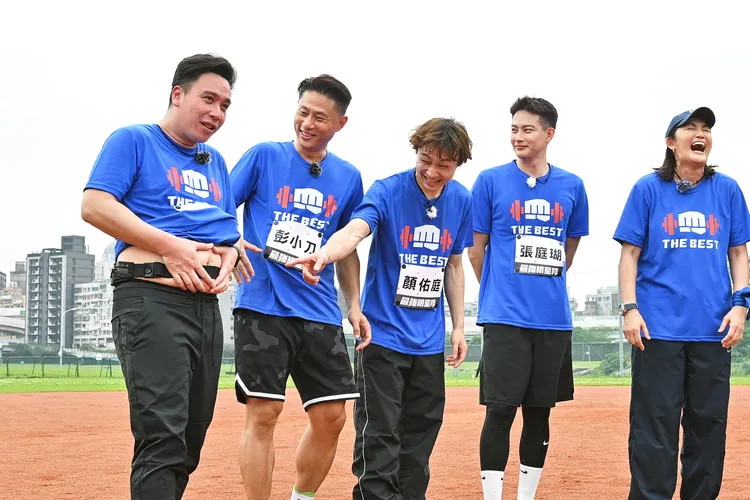 （左起）藍隊無尊、彭小刀、顏佑庭與張庭瑚再度披上藍袍為錢姐效力。《全城地圖：最強明星隊》提供