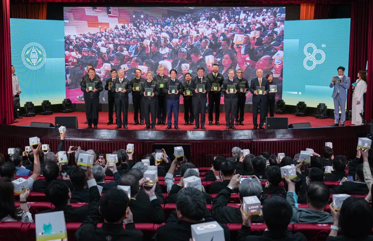 台電今（30）日舉行80周年慶祝大會，總統賴清德、經濟部長龔明鑫、台電董事長曾文生及各界貴賓手持能量方塊，與台電全體一同慶祝。台電提供