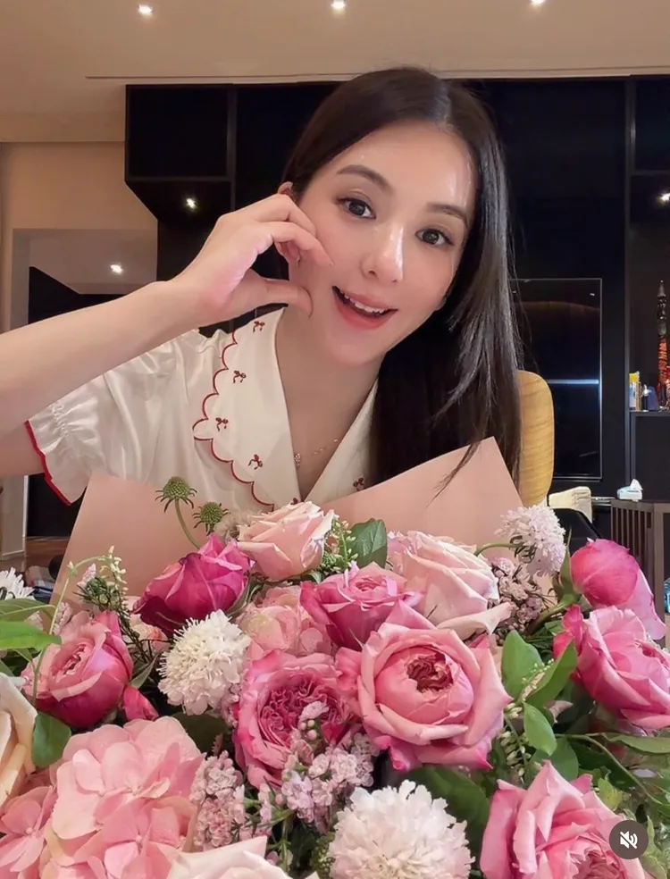 方媛分享收到一大束粉色玫瑰。翻攝IG