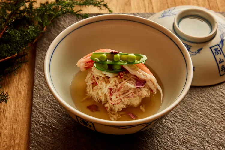 「旬蟹蒸飯」米飯充分吸收蟹肉的甘甜，清雅鹹香更能襯托出蟹肉鮮甜，展現細膩的層次美感。The Ukai Taipei提供