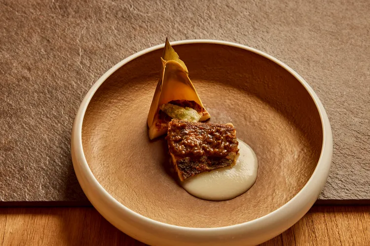 「款冬味噌燒鰆魚 新洋蔥醬」將鰆魚以油封低溫慢熟手法，熟度精準保留在半生熟質地，佐以日本款冬味噌與春季新洋蔥醬汁。The Ukai Taipei提供