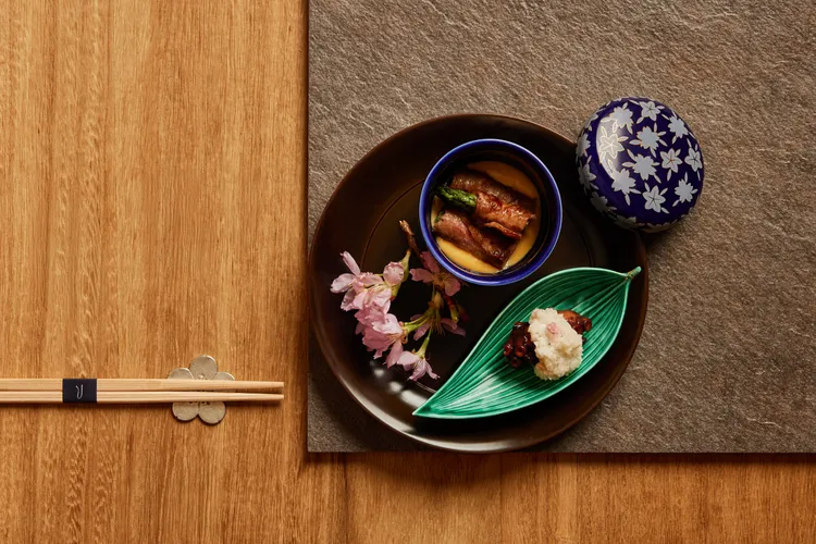 「春季珍饌」料理中結合海陸風味，沙朗牛肉搭配蘆筍與沙巴雍醬，章魚慢燉佐山藥，呈現清爽細緻的春季口感。The Ukai Taipei提供