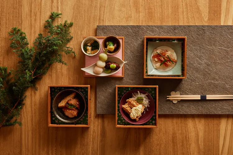 「四段重」使用的日式重箱代表的寓意為將緣分與幸運重重堆疊，珍重每一段一期一會的美好相遇。The Ukai Taipei提供