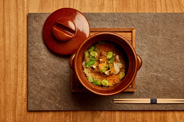 畫下充滿鮮味與春天氣息句點的「鹽烤櫻鯛釜飯」，保有魚肉最原始的鮮味與油脂，搭配日本山形縣頂級輝映米，散發溫潤而深層的好滋味。The Ukai Taipei提供