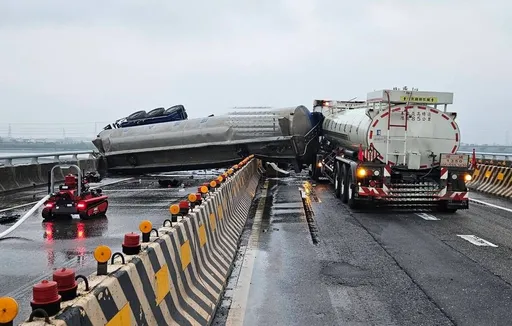 台61線中彰大橋4車追撞釀3傷　化學槽車翻覆外洩！雙向封閉中