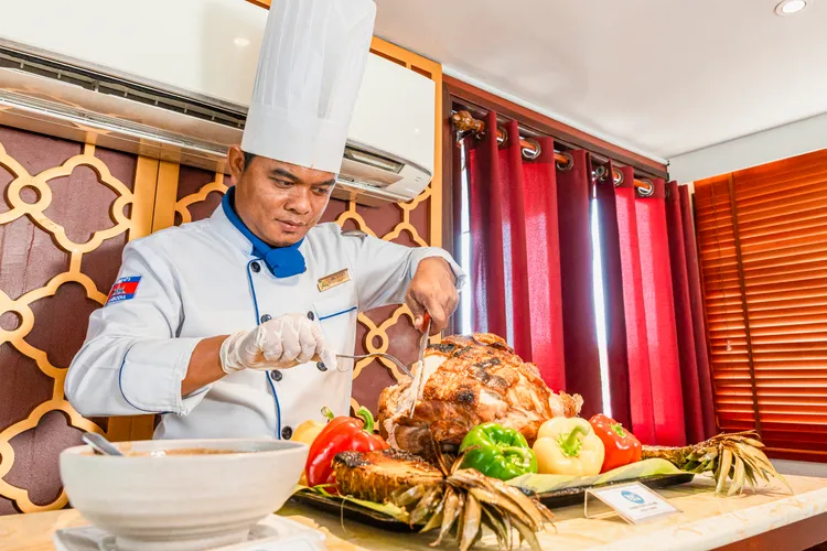 泛歐河輪由星級主廚每日於停靠城市採買新鮮食材，結合法式料理技法，呈現當地風味佳餚。業者提供