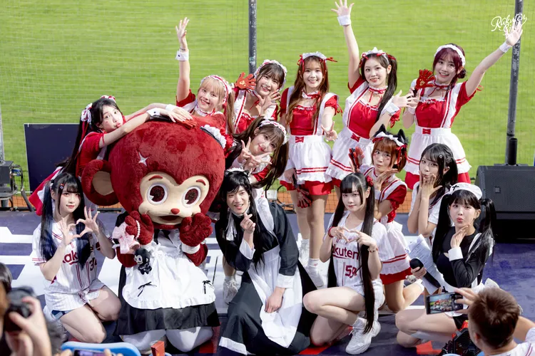 樂天女孩穿女僕裝。樂天桃猿提供