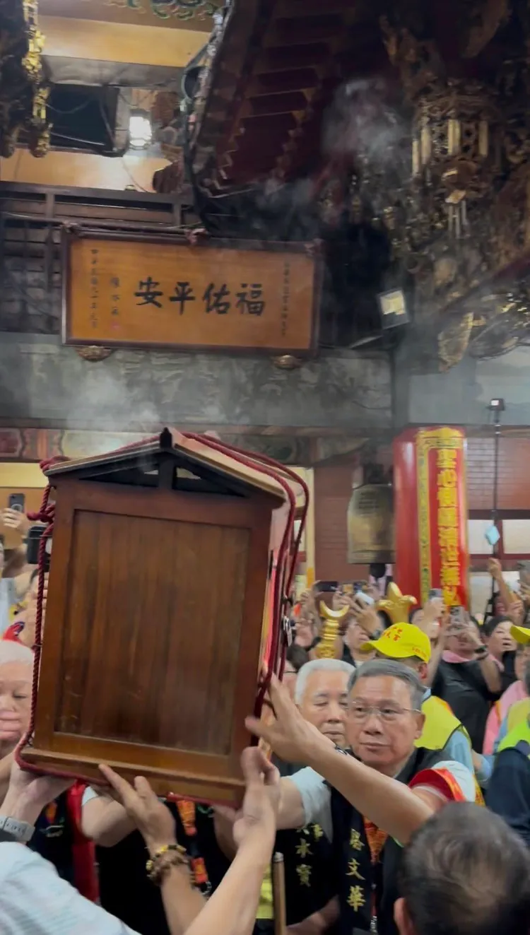 裝有萬年香火的香擔，也在信徒小心翼翼下送入神房。翻攝白沙屯拱天宮臉書