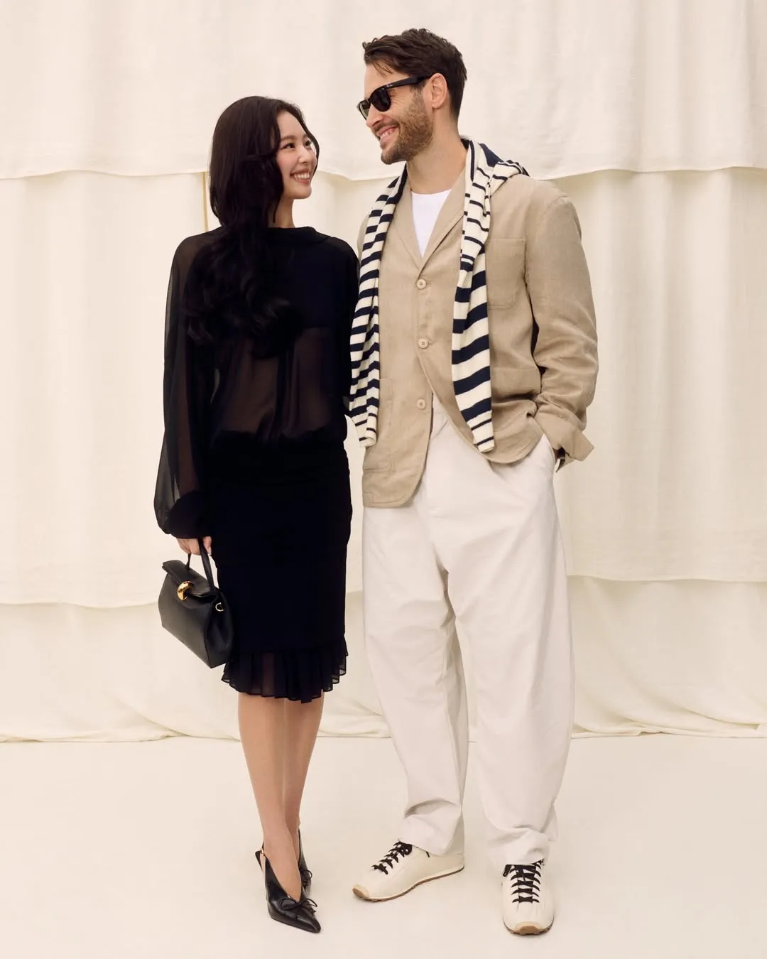 Jennie（左）與JACQUEMUS創辦人Simon Porte Jacquemus（右）有說有笑。翻攝JACQUEMUS IG